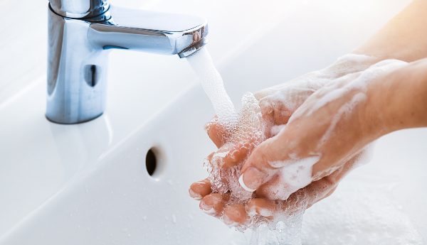 Vnetje oči in njegov prenos lahko preprečimo z umivanjem rok