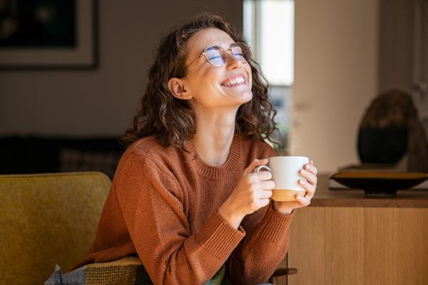 Ženska se sprašuje, ali na suhe oči vpliva uživanje kave oz. kofeina